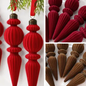 Detailansicht der weinroten und braunen beflockten Eiszapfen-Anhänger für den Weihnachtsbaum