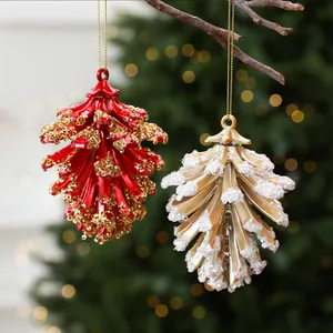 Detail van rood en goud gegalvaniseerde dennenappelhangers met feestelijke bokeh achtergrond