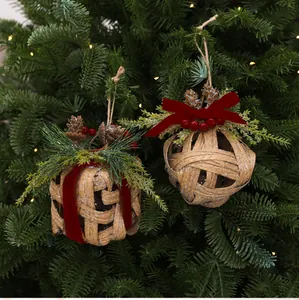 Vue détaillée de suspensions de Noël en bambou tressé sur un sapin de Noël décoré