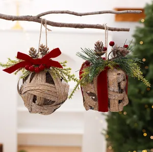 Gros plan d'ornements de Noël en bambou avec ruban de velours rouge et pommes de pin