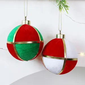 Primer plano de bolas de Navidad de terciopelo con nervaduras doradas metálicas