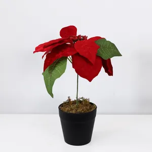 Vue détaillée d'un poinsettia artificiel en pot pour la décoration de Noël