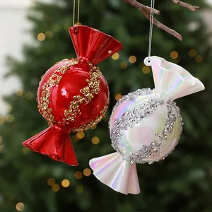 Detailansicht von roten und irisierenden weißen Candy-Weihnachtsbaumschmuckstücken.