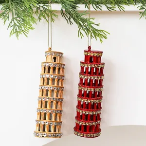 Detalle de adornos navideños Torre de Pisa con diamantes de imitación en rama