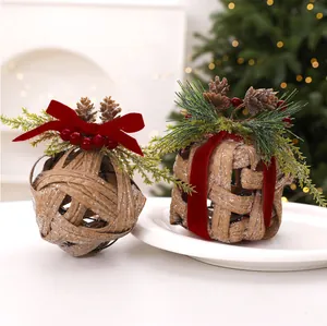 Vue détaillée de boules de Noël et de boîtes-cadeaux en bambou tressé avec ruban rouge.