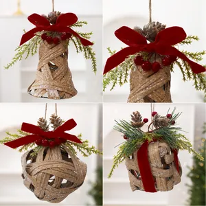 Lot de décorations de Noël en bambou tressé avec nœuds en velours rouge et pins.