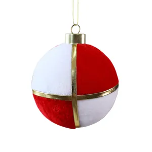 Bola de Navidad de terciopelo rojo y blanco decorada con una elegante cinta dorada.