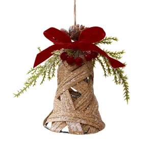 Cloche de Noël tressée en bambou avec nœud en velours rouge et baies rouges d'hiver