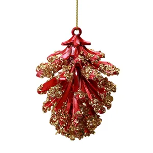 Rode kerstdennenappel decoratie met gouden pailletten voor in de kerstboom