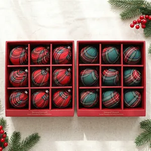 Set di nove palline di Natale rivestite in tessuto scozzese in eleganti scatole rosse