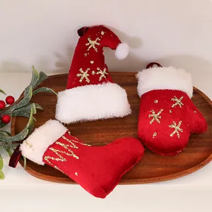 Detailweergave van rode fluwelen kerstversieringen met gouden glittervlokken