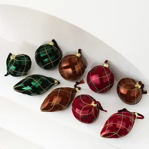 Set di palline di Natale floccate opache con motivo a griglia dorata in rosso, verde, marrone.