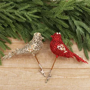 Nahaufnahme von glitzernden Vögeln in Gold und Rot mit Clips für Weihnachtsbäume