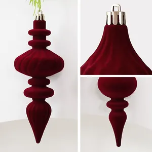 Detailopname van wijnrode gevlokte kerstbal hanger met een zilveren ophangkapje