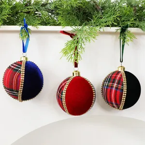 Primer plano de bolas de Navidad de 8 cm de terciopelo y cuadros con pedrería dorada