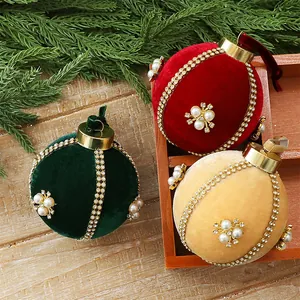 Detailansicht luxuriöser Samt-Weihnachtskugeln mit eleganten Strassketten und Perlen