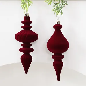 Detail van bordeauxrode geflokte kerstornamenten met een elegante fluwelen textuur