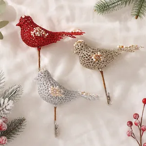 Detailansicht von glitzernden Vogelornamenten mit Clips für festliche Weihnachtsdeko