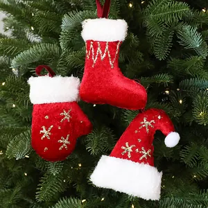 Rode Witte Kerstboom Hangende Ornamenten Fluwelen Kerstsok Hoed Handschoen Hangers Met Gouden Glitter Sneeuwvlok Patroon Kunstbont Trim Feestelijke Decoraties