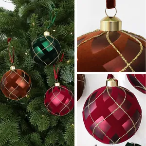 Dettaglio di palline di Natale opache floccate con motivo a griglia dorata sull'albero