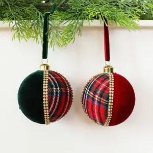 Detalle de bolas de Navidad de 8 cm en terciopelo y cuadros con adornos de imitación.