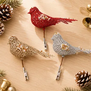 Nahaufnahme von glitzernden hohlen Vogelornamenten mit Clips für den Weihnachtsbaum
