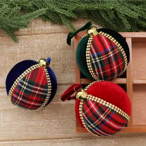 Primer plano de bolas de Navidad de 8 cm en terciopelo, cuadros y pedrería