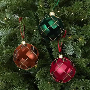 Dettaglio di palline di Natale opache e vellutate appese a un albero di Natale decorato