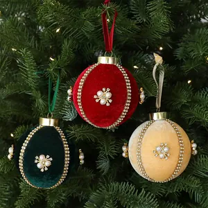 Luxuriöse rote und grüne Samt Weihnachtskugeln mit Strassketten und Perlen am Baum