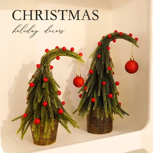Set van twee mini gebogen kerstbomen met rode versieringen voor tafeldecoratie