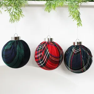 Set di tre palline di Natale in tessuto scozzese con decorazione di pino