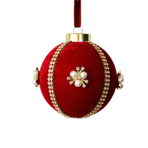 Luxuriöser roter Samt-Weihnachtsball mit Strassketten und Perlenakzenten dekoriert