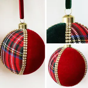 Bola de Navidad de 8cm en terciopelo rojo y cuadros con detalles de pedrería fina