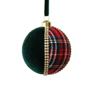 Exquisita bola de Navidad de 8 cm con terciopelo verde y diseño de tela a cuadros rojos