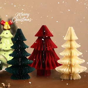Feestelijke set van 3 papieren honingraat kerstboomversieringen in rood, groen en crème.
