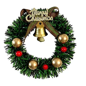 Imán de nevera con corona de Navidad decorativa, campana dorada y lazo de cinta festivo