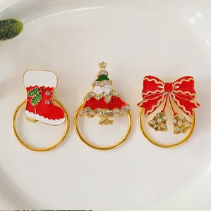Nahaufnahme von weihnachtlichen Serviettenringen mit Emaille-Baum-, Socken- und Schleifendesign