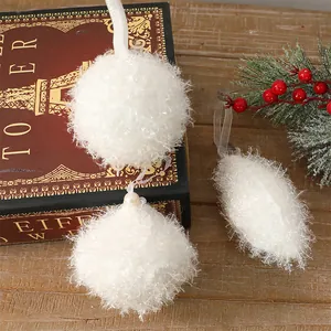 Gros plan de décorations de Noël en mousse blanche pelucheuse à surface douce
