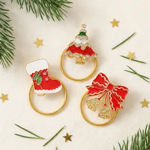 Detailansicht goldener Weihnachts-Serviettenringe mit Baum-, Socken- und Schleifenmotiven