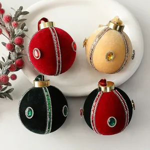 Eleganti palline di Natale in velluto di lusso con strass decorativi e gemme preziose