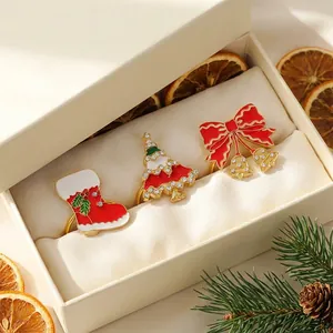 Detailansicht der festlichen Weihnachtsbaum- und Socken-Serviettenringe in Geschenkbox