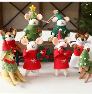 Gedetailleerd overzicht van handgemaakte kerstversieringen van wolvilt (muizen en herten)