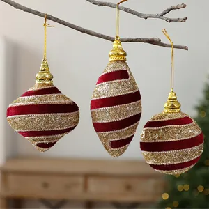 Primer plano de adornos navideños de lujo en terciopelo rojo y purpurina dorada