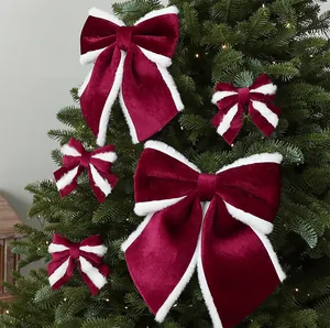 Close-up van elegante bordeauxrode fluwelen kerststrikken met een witte bontrand.