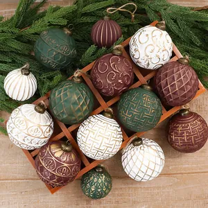 Primo piano di palline di Natale antiche con vari motivi decorativi vintage