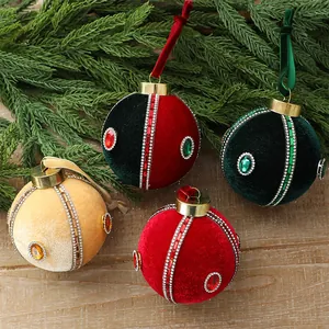 Dettaglio di palline di Natale in velluto decorate con strass scintillanti e gemme.