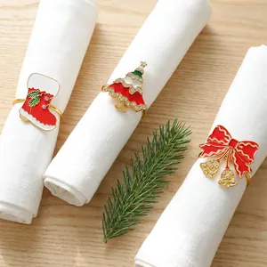 Detailansicht festlicher Weihnachts-Serviettenringe mit Baum- und Socken-Designs.