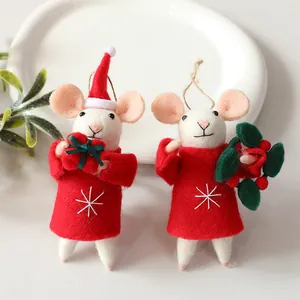 Detailweergave van handgemaakte vilten kerstmuis ornamenten in rode truien