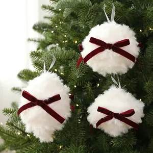 Boules de Noël Suspendues en Peluche Blanche Style Européen Avec Nœud en Velours Rouge Ornement de Sapin Décoration de Maison Festival