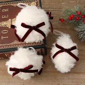 Lot de 3 boules de Noël décoratives en fausse fourrure blanche avec nœuds en velours bordeaux